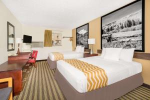 拉夫兰拉夫兰/柯林斯堡地区客之家酒店的酒店客房配有两张床和一张书桌