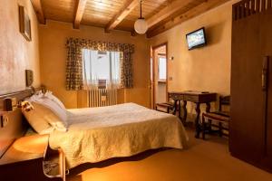瓦托内切Hotel Punta Cian的一间卧室配有一张床、一张书桌和一个窗户。