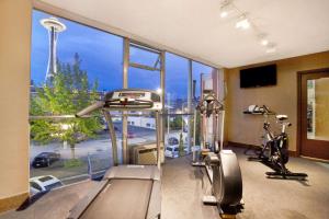 太空针塔西雅图旅程住宿酒店的健身中心和/或健身设施