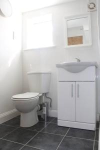 伦敦1BD Apartment in Dalston的白色的浴室设有卫生间和水槽。