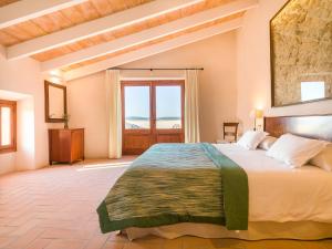 Sant JoanAgroturisme Gossalba的一间卧室设有一张大床和一个大窗户