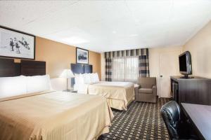 伯灵顿南伯灵顿旅程住宿的酒店客房设有两张床和电视。