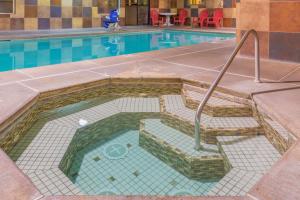 伍德伯恩伍德本速8酒店的游泳池(带瓷砖地板)和游泳池