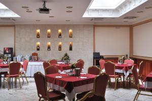 埃格尔科德蒙酒店的一间带桌椅和红色桌布的用餐室