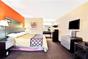 奥兰多基西米大门速8酒店的配有一张床和一台平面电视的酒店客房