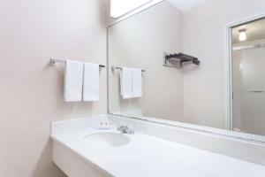 南旧金山旧金山机场北旅程住宿酒店的白色的浴室设有水槽和镜子