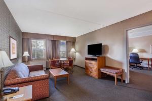 温彻斯特温彻斯特旅程住宿旅馆的一间配备有沙发及电视的酒店客房