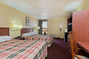 布伦纳姆布伦纳姆骑士酒店的酒店客房设有两张床和电视。