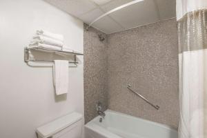 Great Bend格雷特本德旅程住宿酒店的浴室设有卫生间和带毛巾的淋浴。