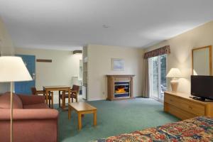 布雷斯布里奇布雷斯布里奇旅程住宿酒店的酒店客房设有沙发和壁炉