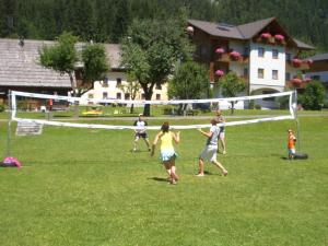 魏森湖Pension Haus Edelweiss的一群玩足球的人