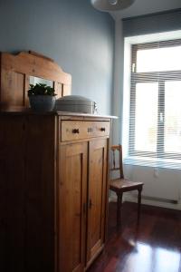 莱比锡Bastians Herberge的厨房配有木制橱柜、椅子和窗户