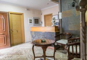 托梅略索桑丘旅馆的客厅配有桌子和椅子