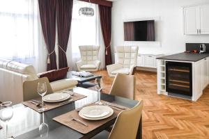 布拉格高处天堂公寓的一间带桌椅的客厅和一间带沙发的客厅