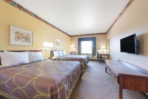 沃思堡沃斯堡速8酒店的酒店客房设有两张床和一台平面电视。