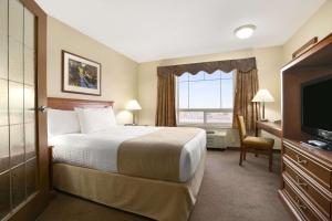 海莱夫尔高级速8汽车旅馆的酒店客房,配有床和电视