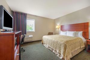 圣查尔斯圣查尔斯速8酒店的配有一张床和一台平面电视的酒店客房