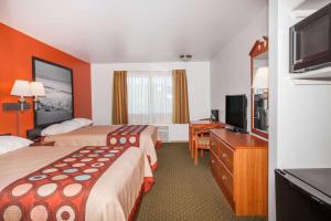 克罗弗戴尔Super 8 by Wyndham Cloverdale Wine Country的酒店客房设有两张床和一台平面电视。