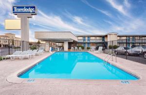 佩吉Travelodge by Wyndham Page, View of Lake Powell的酒店前的游泳池