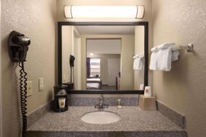 查塔努加速8 - 查塔努加/东里奇的浴室设有水槽、电话和镜子