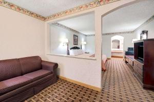 达拉斯达拉斯速8酒店的带沙发的客厅和卧室