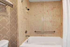 达拉斯达拉斯速8酒店的带浴缸和卫生间的浴室。