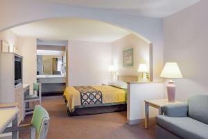 Jasper碧玉速8酒店的酒店客房设有床和客厅。
