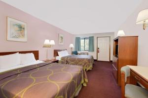 奇斯顿Super 8 by Wyndham Keystone/Mt. Rushmore的酒店客房设有两张床和电视。