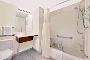 奇斯顿Super 8 by Wyndham Keystone/Mt. Rushmore的浴室配有卫生间、盥洗盆和淋浴。