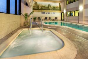 纳帕温德姆纳帕谷豪顿套房酒店的一座大楼内带热水浴池的游泳池
