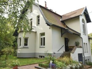 巴特多布兰Modern villa with garden on the edge of the forest in Bad Doberan的白色房子,有棕色的屋顶