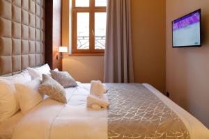 贝尔格莱德Hotel Passpartù Home Garni的卧室配有一张大白色床和窗户