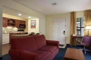 Affordable Suites of America Grand Rapids的休息区