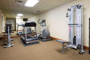 厄兰格Wingate by Wyndham Erlanger - Florence - Cincinnati South的健身房设有数台跑步机和椭圆机