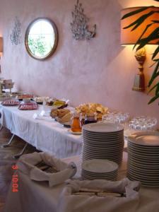 塞尔布施密特酒店的一张桌子,上面放有食物盘,上面放有桌子,西德西德西德