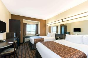 伊格尔帕斯伊格尔帕斯米克罗酒店及套房的酒店客房配有两张床和一张书桌