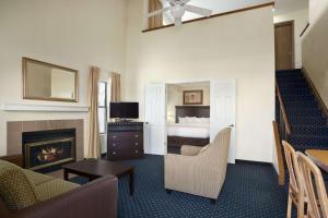韦恩堡山楂套房 - 韦恩堡酒店的酒店客房配有一张床和一个壁炉。