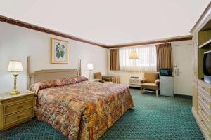 哈瓦苏湖城Lake Place Inn Lake Havasu City的酒店客房,配有床和电视