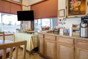 Boardman博德曼骑士旅馆的厨房配有带桌子和窗户的柜台