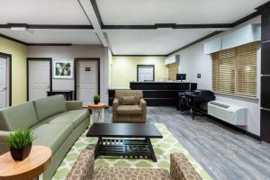 科罗拉多市科罗拉多城速8酒店的客厅配有沙发和桌子