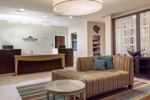 Hawthorn Suites by Wyndham Wheeling at The Highlands大厅或接待区