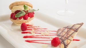 威尔汉姆普里奥里酒店的夹在白板上的三明治,上面有草莓和奶油