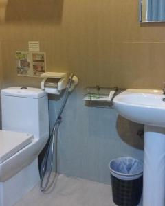 巴淡岛中心巴淡岛01号酒店的一间带卫生间和水槽的浴室