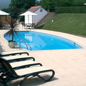 伊斯特布恩海德鲁酒店的一组躺椅,位于游泳池旁