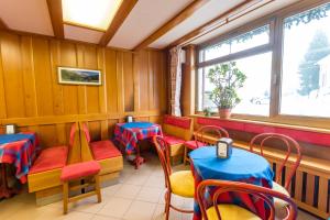 瓦托内切Hotel Punta Cian的餐厅设有桌椅和窗户。