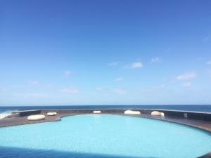 巴哈马尔Bajamar的一座背景海洋的游泳池