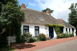 Saaxumhuizen菲尼斯特雷住宿加早餐旅馆的白色的房子,有蓝色的门