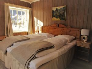 Dovre托福默旅馆的一间卧室设有两张床和窗户。