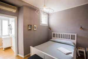 贝加莫Ciccio Bed & Breakfast的一间卧室配有一张带灰色墙壁的床
