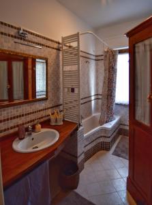 MontecarottoB&B Teranga的浴室配有盥洗盆和浴缸。